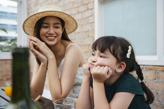 无聊的孩子想回家，但她妈妈不明白。