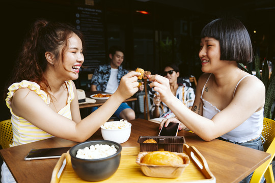 年轻的时髦人士喜欢在夏季聚会上一起吃零食。