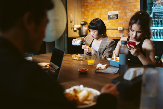 亚洲年轻人在休息时间一起在办公室吃午餐。