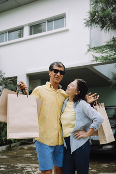 带着购物袋的快乐老年夫妇。