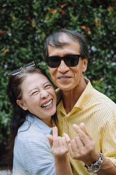 春天公园亚洲老年夫妇的肖像。