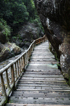 小溪边傍山栈道