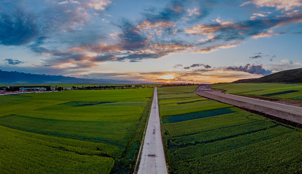 夕阳下的乡路