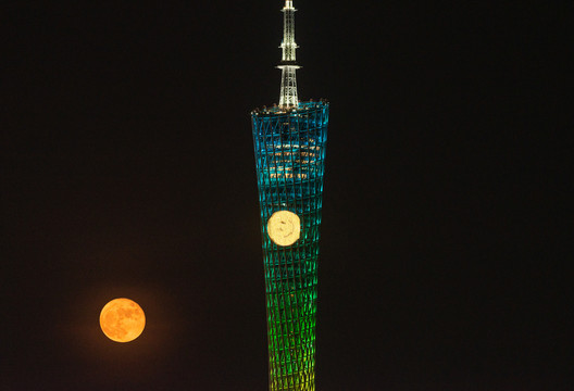 广州塔与初升的圆月
