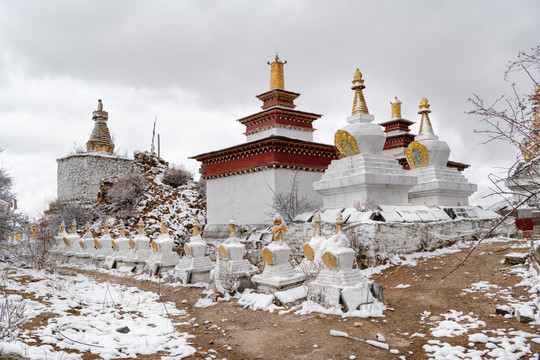 达拉岗布寺塔林