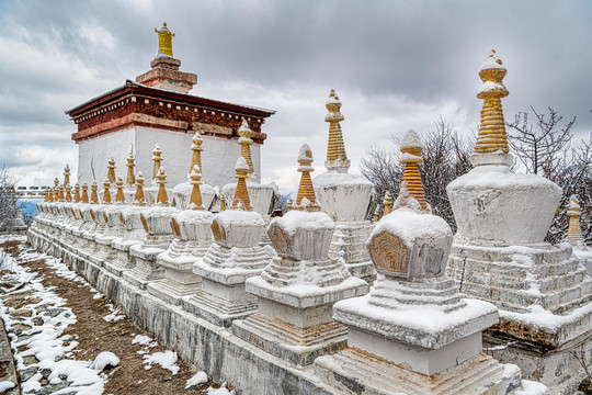 达拉岗布寺塔林