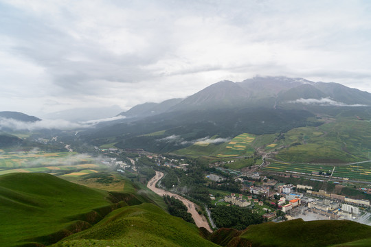 山随路下