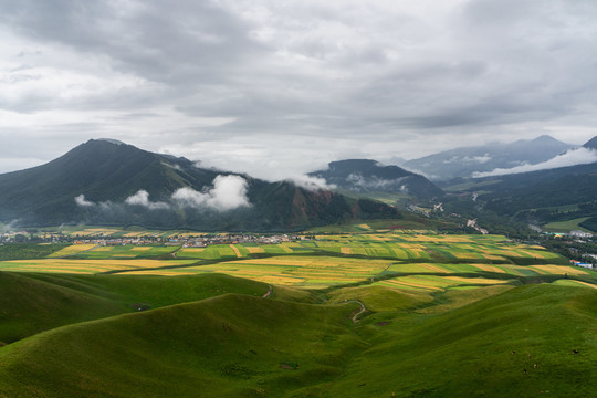 连绵山坡