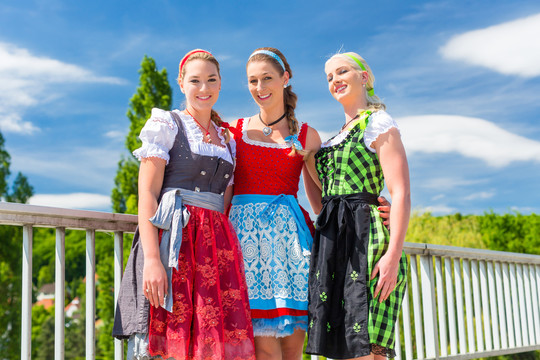 朋友们穿着民族服装或迪恩德尔一起参观巴伐利亚博览会