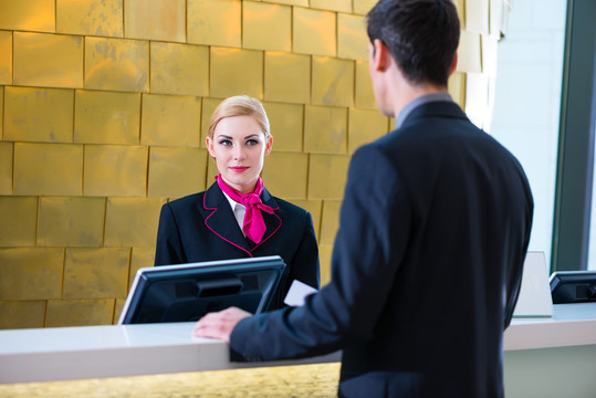 在接待处或前台办理入住手续的酒店员工获得钥匙卡