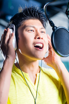 亚洲专业音乐家在录音室录制新歌或专辑CD