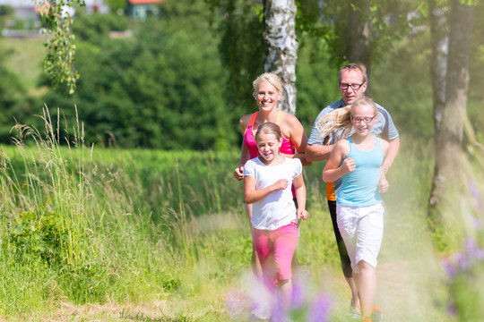 家庭跑步，在夏季通过美丽的风景获得更好的健身效果
