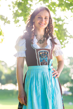 巴伐利亚州一名妇女，穿着传统的迪恩德