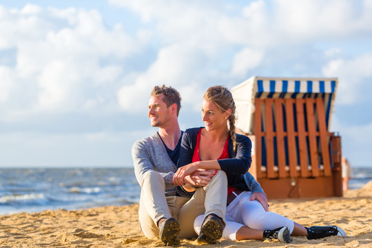 在德国北海海滩享受浪漫日落的情侣