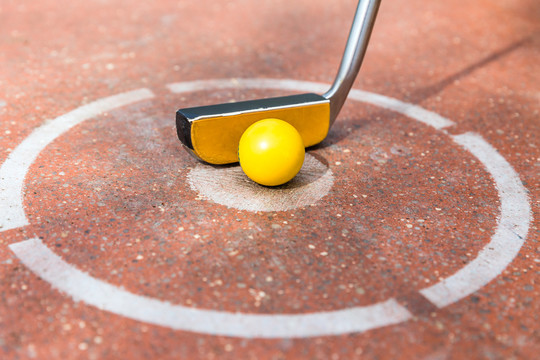 圆形带球的微型高尔夫球杆