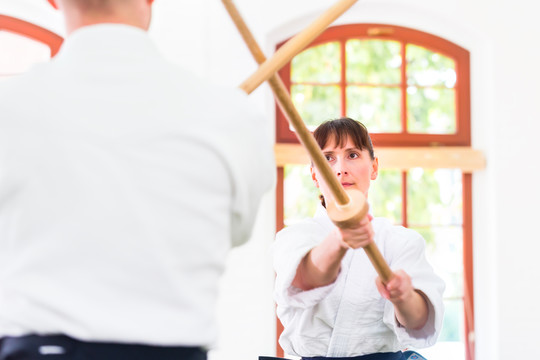 武术学校合气道训练中的木剑格斗