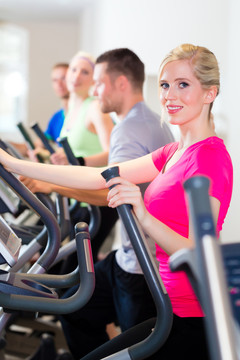 健身人群在跑步机上的运动健身房