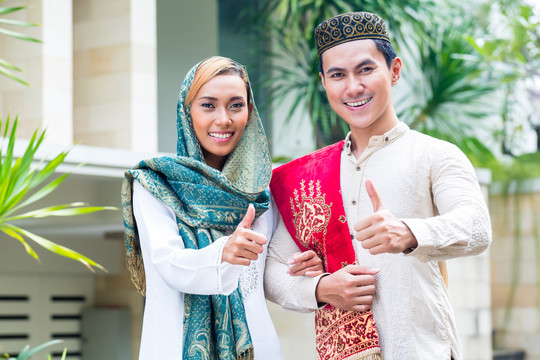 穿着传统服装的亚洲穆斯林男女选择住家