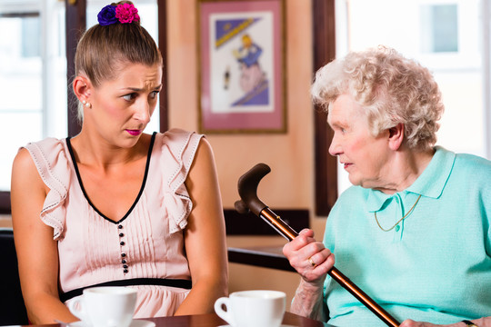 祖母和孙女在咖啡馆争吵，老妇人用拐杖威胁