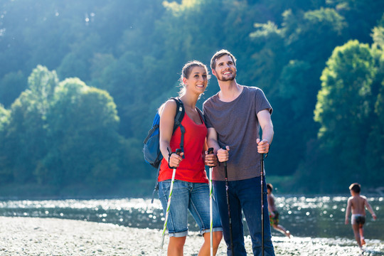 情侣们在夏天徒步旅行或在河边散步，以获得更好的健康