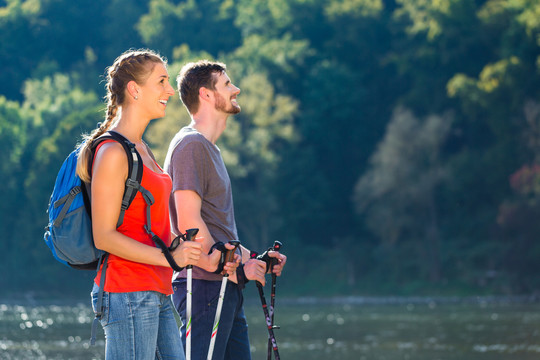 情侣们在夏天徒步旅行或在河边散步，以获得更好的健康