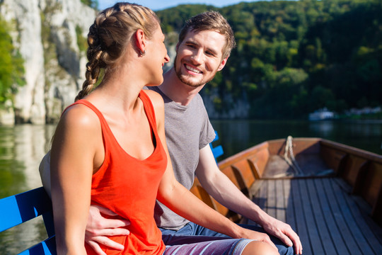 一对男女，在多瑙河峡谷的船上，旅游理念