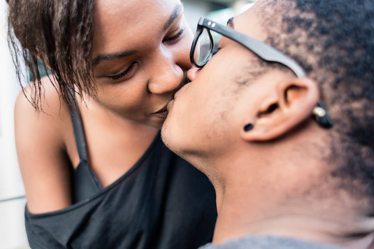 非洲裔美国年轻夫妇夏天在户外接吻的特写镜头