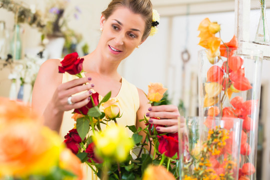 花店女售货员向女顾客出售玫瑰花束