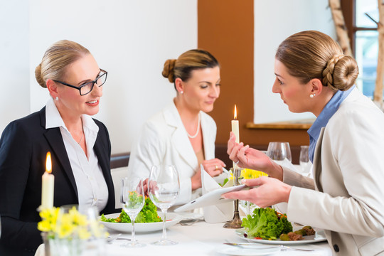 女商人在商务晚宴或餐厅午餐时会面