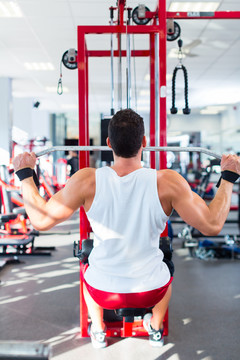 男子在健身俱乐部或健身房练习举重哑铃进行健身运动