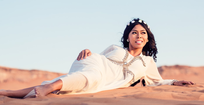 躺在阿拉伯沙漠沙滩上的女人