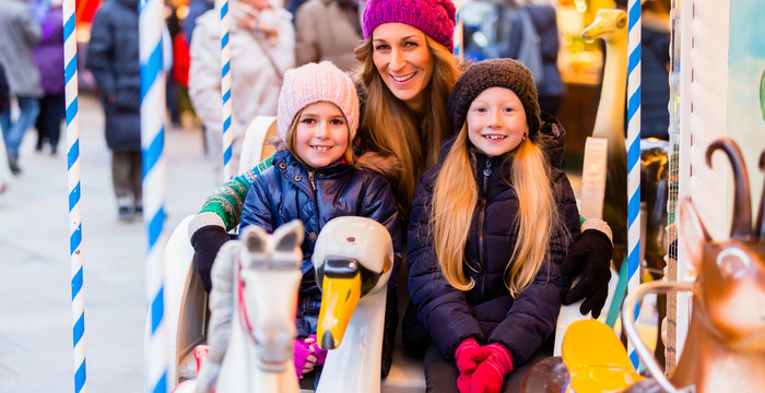 一家人在圣诞市场上玩旋转木马