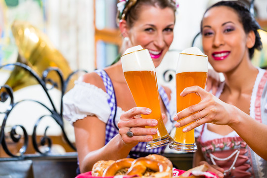 巴伐利亚酒吧里的女人们穿着传统的麦酒烤面包
