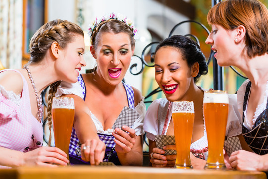 巴伐利亚酒吧里的女人们玩纸牌和沙夫科夫游戏