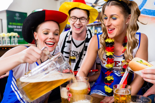观看德国国家队比赛喝啤酒的球迷