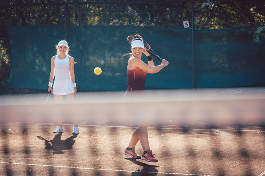 阳光明媚的日子里，女子网球双人赛