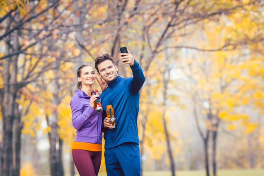 体育健身情侣用手机在社交媒体上自拍
