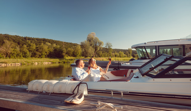 夏天，女人和男人在他们的河上游艇上放松