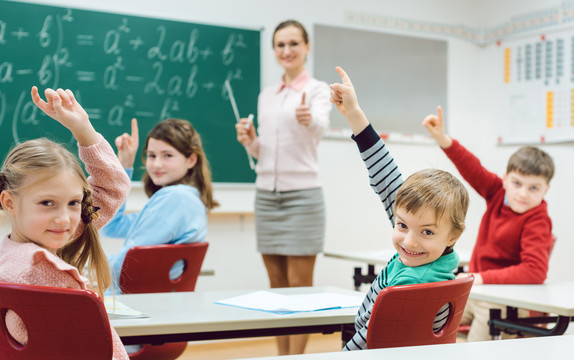 班上的学生举手回答一个他们都知道答案的问题