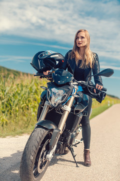 夏日，骑摩托车看前方道路的美女