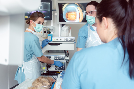 医院内的内窥镜检查医生团队在胃镜检查期间检查图片
