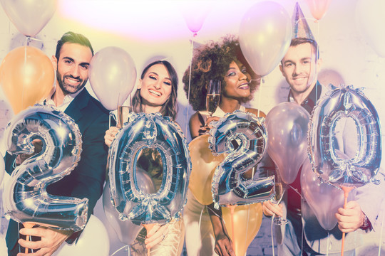 派对上的人们男女用香槟和气泡庆祝2020年除夕夜