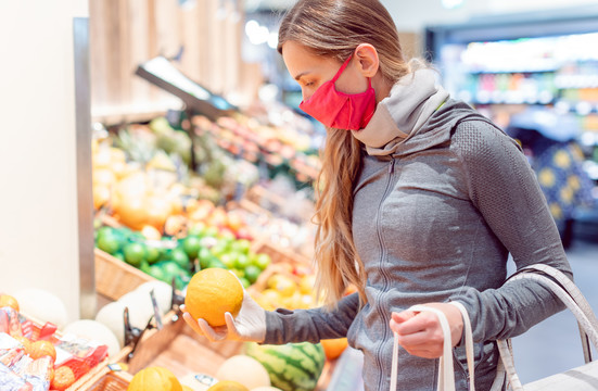 水果区冠状病毒封锁期间，一名妇女在超市购物
