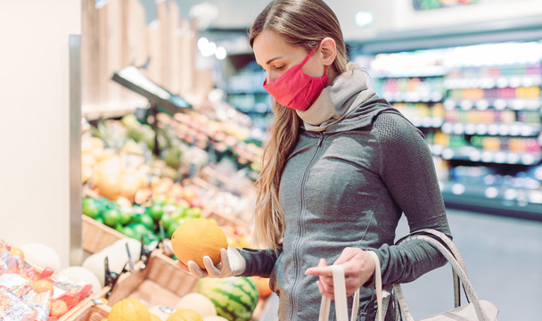 水果区冠状病毒封锁期间，一名妇女在超市购物