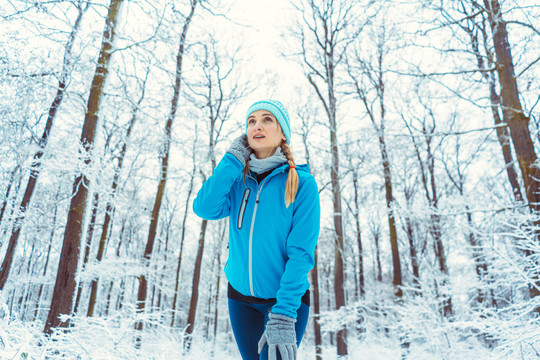 为运动和锻炼而在雪地热身中穿着功能性服装的妇女