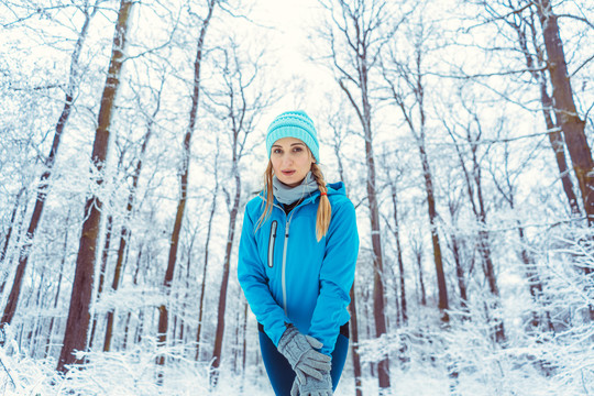 为运动和锻炼而在雪地热身中穿着功能性服装的妇女