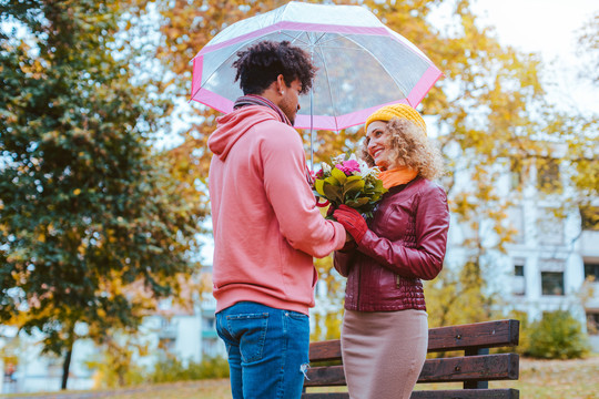 秋天给白人女友或妻子送花的黑人男子