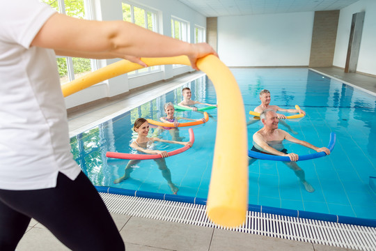 在物理治疗中心进行物理治疗期间，参加水上健身课程的人