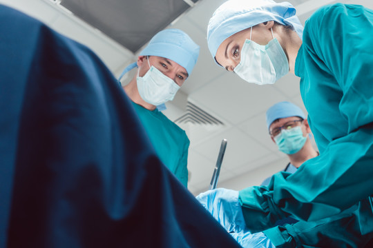 外科医生团队在手术室从低角度进行手术