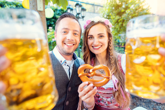巴伐利亚州的一对男女在传统的酒吧里喝啤酒